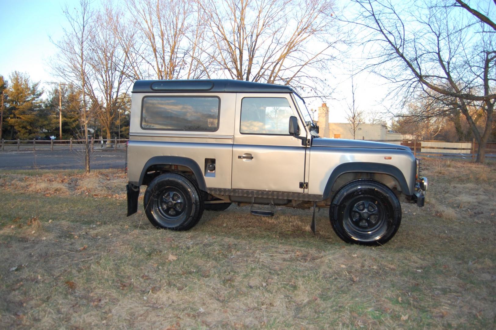 1990 Gray /Black Land Rover Defender (SALLDVAB8FA) with an Diesel engine, 5 speed manual transmission, located at 6528 Lower York Road, New Hope, PA, 18938, (215) 862-9555, 40.358707, -74.977882 - Here is a great running, great looking turn key 1990 Land Rover Defender.....Diesel engine, 5 speed manual transmission, roll up windows, black leather seats, steel wheels, 7.50R60 Silca Come 4x4 tires, fog lights, trailer hitch, Warn Zion 10-S power wynch. The engine has been rebuilt, body and i - Photo#5